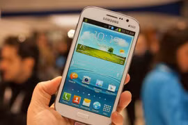 Chiếc điện thoại này là một mẫu Samsung Grand Duos ra mắt năm 2013. (Ảnh: CNET)