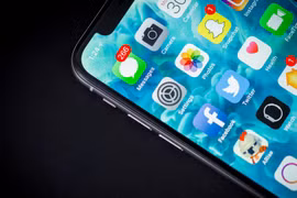 Ngoài khó khăn về màn hình LCD, mức giá rẻ hơn của iPhone XC cũng là một lý do khiến máy khan hàng (Ảnh: Mashable)