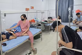 13 học sinh ở Hà Nội nhập viện: Chưa xác định được nguồn gốc chai nước ngọt phát miễn phí