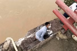 Thanh niên may mắn thoát nạn trong vụ sập cầu, rơi trúng bệ đỡ chân cầu Phong Châu. Ảnh N.T.