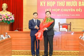 Ông Dương Văn An, Bí thư Tỉnh ủy tặng hoa chúc mừng ông Trần Duy Đông.