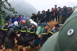 Lực lượng cứu hộ tại hiện trường.