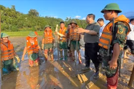 Tìm thấy 70 người lên núi lánh nạn bão lũ, sạt lở