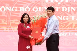 Bà Bùi Thị Minh Hoài, tân Bí thư Thành ủy Hà Nội (trái) nhận hoa chúc mừng từ Thường trực Ban Bí thư Lương Cường. Ảnh: Thanh Hải.