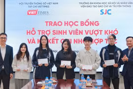 Tạp chí điện tử VietTimes trao học bổng cho sinh viên báo chí nghèo vượt khó