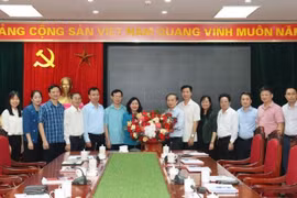 Đồng chí Bùi Thị Minh Hoài bàn giao công tác lãnh đạo cho ông Phạm Tất Thắng. Ảnh VGP.