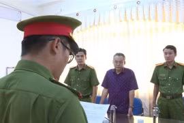 Cơ quan Cảnh sát điều tra Công an tỉnh Bạc Liêu tống đạt Quyết định và Lệnh đối với Huỳnh Thanh Phong.