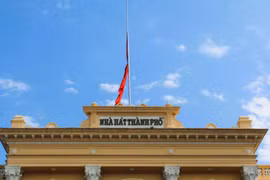 Khu vực nhà hát TP Hà Nội đã được treo cờ rủ.