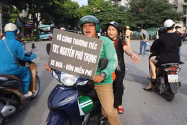 Ông Dũng tắt app công nghệ, chở miễn phí người dân đến đám tang.