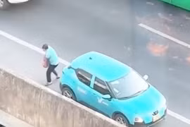 Lái xe taxi dọn 100 viên gạch rơi giữa đường: "Nếu tôi không làm thì trái với lương tâm"