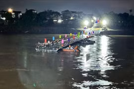Tạm đóng cầu phao Phong Châu do mực nước sông Thao lên nhanh, chảy xiết