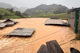 Nước lũ dâng đến mái nhà, nhiều nơi ở Yên Bái, Lạng Sơn bị ngập sâu