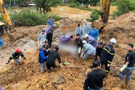 Vụ sạt lở trên Quốc lộ 2: Tìm thấy thi thể người đàn ông hô hoán mọi người tránh nguy hiểm