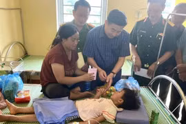 Bé trai được chăm sóc ở trạm y tế.