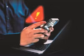 Nhiều người dùng vô tình bỏ lớp bảo vệ của điện thoại mà không biết rằng mình cũng đã cài mã độc được nhúng kèm.