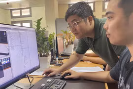 Giảng viên và học viên Học viện Công nghệ Bưu chính Viễn thông cùng nghiên cứu.