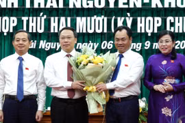 Tân Chủ tịch UBND tỉnh Thái Nguyên Nguyễn Huy Dũng (thứ hai, trái sang).