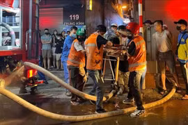 Lực lượng cứu hộ cứu nạn đưa nạn nhân rời hiện trường.