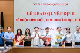 Tổng Thư ký Quốc hội, Chủ nhiệm Văn phòng Quốc hội Bùi Văn Cường và Phó chủ nhiệm Ủy ban Pháp luật Trần Hồng Nguyên, lãnh đạo Văn phòng Quốc hội, Đài Tiếng nói Việt Nam chúc mừng các cán bộ nhận quyết định bổ nhiệm.