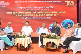 Ông Nguyễn Tiến Dĩnh (thứ ba trái sang) cho rằng tổ chức công đoàn, lực lượng công nhân lao động đã có đóng góp quan trọng cho sự phát triển của Hà Nội..
