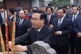 Chủ tịch nước Võ Văn Thưởng dâng hương tại Di tích quốc gia đặc biệt Cổ Loa.