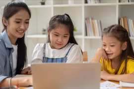 Bộ Chính trị ban hành Nghị quyết 71-NQ/TW, xác định giáo dục là quốc sách hàng đầu.