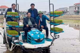 Thủ tướng trực tiếp ngồi máy cấy điều khiển cấy lúa trên cánh đồng.