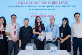 Ông Tạ Mạnh Hoàng - Chủ tịch DCCA (bên phải) và bà Nguyễn Thu Hằng - Giám đốc chiến lược EFE Media ký kết thỏa thuận hợp tác chiến lược.