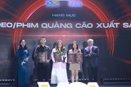 Ông Nguyễn Minh Hồng, Chủ tịch Hội Truyền thông số Việt Nam, Trưởng Ban Tổ chức VCA 2024 và Nhà báo Hà Kim Chi trao giải cho các đề cử đạt danh hiệu Video/Phim quảng cáo xuất sắc.