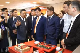Chủ tịch Trần Sỹ Thanh trao đổi với các chuyên gia tại một hội nghị quốc tế về ứng dụng công nghệ xây dựng TP. thông minh.