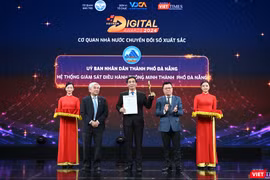 Ông Lê Quốc Minh, Ủy viên Trung ương Đảng, Phó trưởng ban Tuyên giáo và Dân vận Trung ương, Tổng biên tập báo Nhân Dân, Chủ tịch Hội nhà báo Việt Nam và TS Nguyễn Quân, nguyên Bộ trưởng Bộ Khoa học và Công nghệ trao cúp và chứng nhận vinh danh đơn vị đạt Giải thưởng Chuyển đổi số Việt Nam 2024.