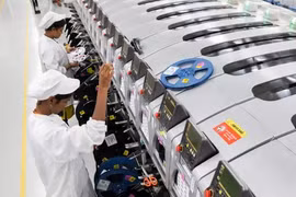 Công nhân đang lắp ráp điện thoại tại một nhà máy của Foxconn ở Tamil Nadu, Ấn Độ (ảnh: Bloomberg)