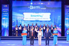 SmartPay nhận Giải thưởng Chuyển đổi số 2022 - Giải thưởng tôn vinh những thành tựu chuyển đổi số xuất sắc của cơ quan Nhà nước, đơn vị sự nghiệp, doanh nghiệp và cá nhân, thúc đẩy công cuộc chuyển đổi số quốc gia. 