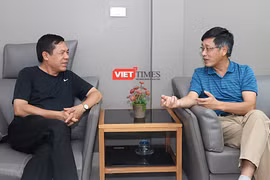 TS Đỗ Lê Chi (phải) trong một cuộc phỏng vấn với nhà báo Lê Thọ Bình