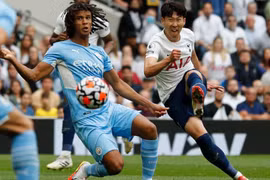 Cú cứalòng của Son Heung-min ghi bàn vào lưới Manchester City (ảnh: AFP)