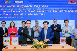 Ông Trần Quốc Thắng – Phó TGĐ KHCN Vietsovpetro, đại diện Liên doanh Việt - Nga Vietsovpetro và Ông Trần Huy Bảo Giang – Tổng giám đốc FPT Digital, đại diện liên danh Nhà thầu FPT - Petro South cùng ký tên lê