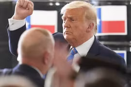 Tổng thống Trump và phe ủng hộ ông vẫn đang tiến hành các nỗ lực pháp lý nhằm lật ngược kết quả bầu cử (ảnh: Bloomberg)