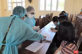 Lao động Việt Nam về từ vùng dịch được khám thân nhiệt và tiến hành cách ly