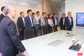 Ông Nguyễn Minh Hồng và một số lãnh đạo doanh nghiệp hội viên VDCA tại trụ sở Huawei