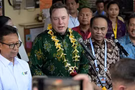 Tỉ phú Elon Musk (thứ 2 từ trái sang) đứng cạnh Bộ trưởng Y tế Indonesia Budi Gunadi Sadikin (trái) trong buổi lễ khánh thành dịch vụ Internet vệ tinh Starlink ở Bali, Indonesia vào ngày 19/5 (Ảnh: AFP)