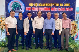 Ông Võ Thanh Mỹ - Chủ tịch SVDCA (thứ 3 từ trái sang) và các khách mời tham dự Hội nghị