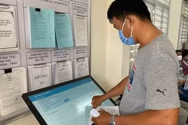 Một công dân đang sử dụng dịch vụ công trực tuyến tại Bình Thuận