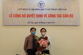 Ông Phùng Xuân Nhạ nhận hoa chúc mừng từ Chủ tịch VUSTA Phan Xuân Dũng (ảnh VUSTA)