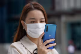 Công nghệ nhận diện khuôn mặt đeo khẩu trang có thể được dùng để xác thực công nhân tại cổng vào nhà máy hoặc mở khóa điện thoại