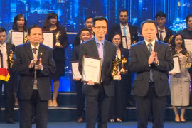 ông Phùng Việt Thắng nhận cúp hạng mục Ứng dụng, giải pháp Thu hẹp khoảng cách số tại Lễ trao giải thưởng Chuyển đổi số Việt Nam