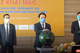 Thứ trưởng Hoàng Vĩnh Bảo bấm nút khai trương Hội sách 2020