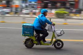 Shipper giao đồ ăn ở Trung Quốc của hãng Ele.me (ảnh: KR.Asia)