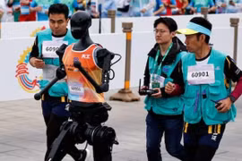 Robot hình người chạy bán marathon. Ảnh: Indian Today