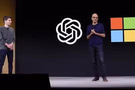Ông Altman (trái) và ông Nadella tại sự kiện OpenAI DevDay, tổ chức hôm 6 tháng 11 năm 2023 tại San Francisco (ảnh Getty Images)