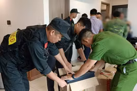 Lực lượng công an thu giữ các công cụ và tài liệu liên quan trong vụ án (ảnh: CA Bắc Giang)